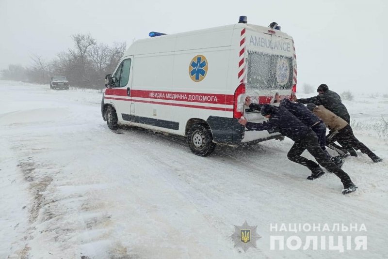 Из снежных заносов освободили еще 200 автомобилей в Одесской области (фото)