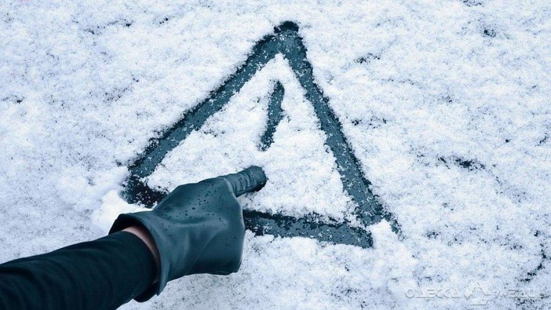 Из снежной ловушки на автодороге в Одесской области спасли 18 человек (видео)