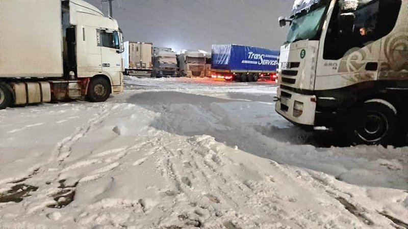 На трассе Киев-Одесса стоит 600 грузовиков в два-три ряда