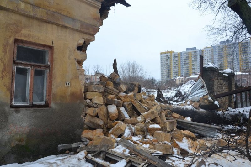Дом 83-летней одесситки рухнул из-за непогоды (фото)