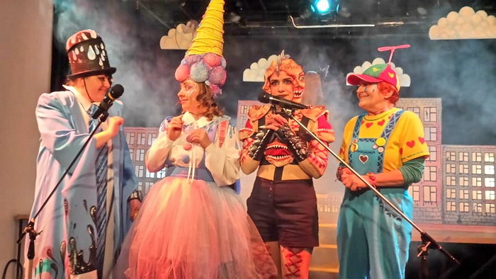 Аншлаг и мороженое – в Чернигове поставили пьесу одесситки (фото)