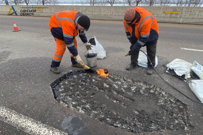 На трассах в Одесской области появились ямы после снега