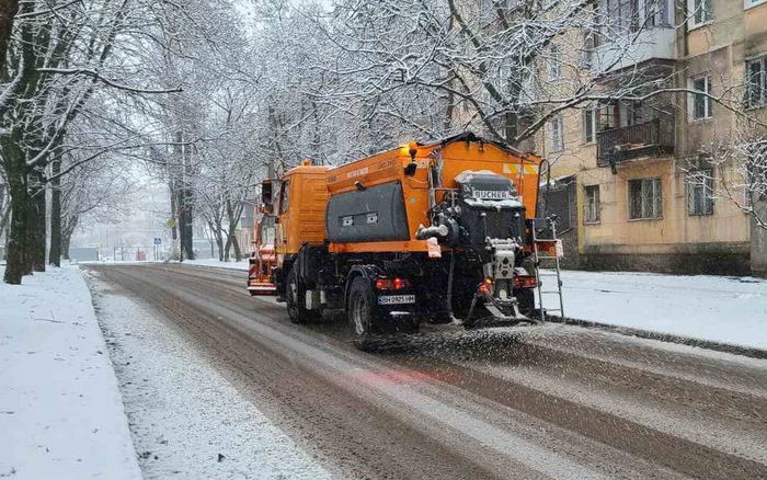 Одесситов просят забрать машины вдоль дорог – спецтехника убирает снег