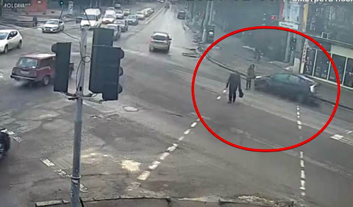 Опубликовано видео, как пьяный водитель сбил детей в Одессе