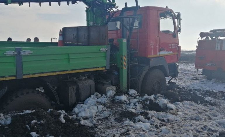 Погрязли в грязи: в Одесской области спасателям пришлось «спасать» ремонтников (фото)