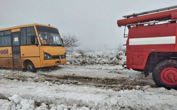 Школьный автобус застрял в снегу на севере Одесской области