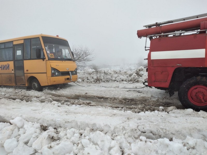 В Одесской области застрявший школьный автобус заблокировал движение на трассе. Пришлось вызывать спасателей (фото)