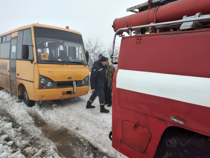 В Одесской области застрявший школьный автобус заблокировал движение на трассе. Пришлось вызывать спасателей (фото)