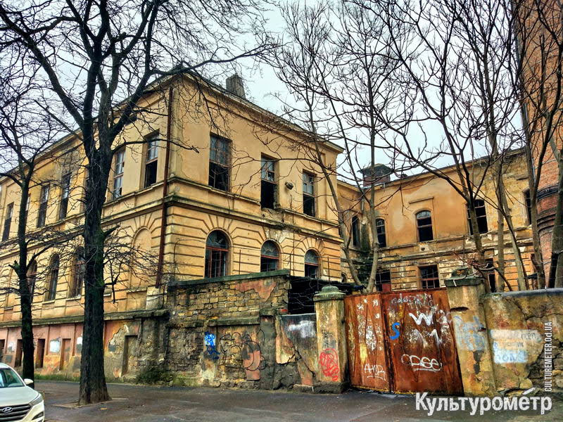 Рухнувшее здание женской гимназии на Старопортофранковской начали разбирать