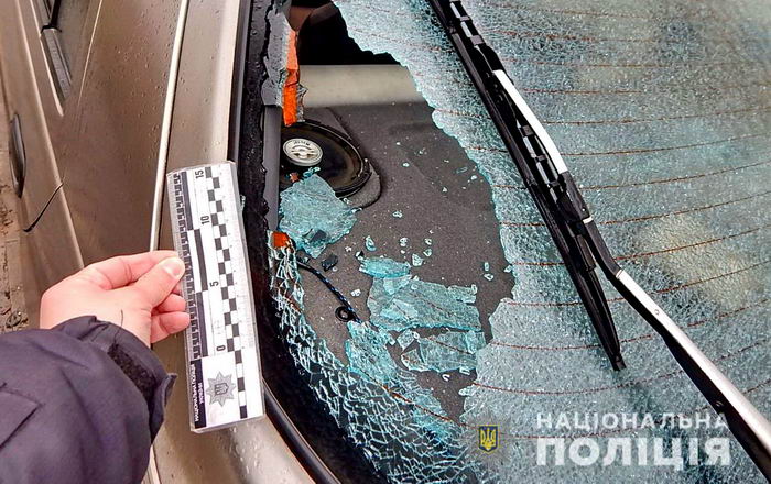 Под Одессой женщина разбила кирпичом стекла в 6 автомобилях