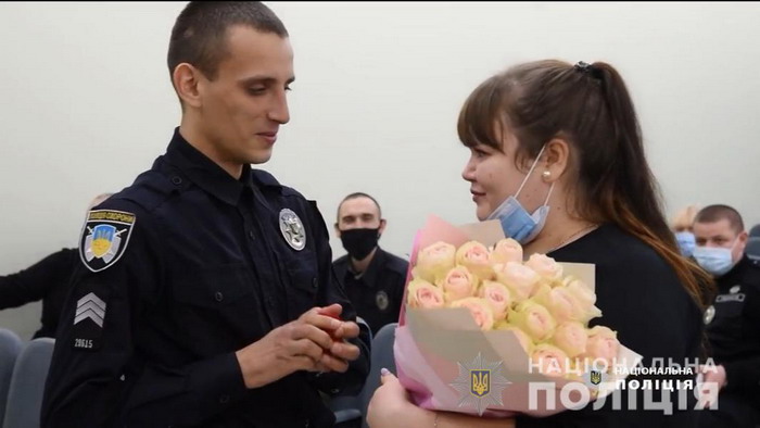 В Одессе полицейский предложил руку и сердце коллеге прямо на службе (видео)