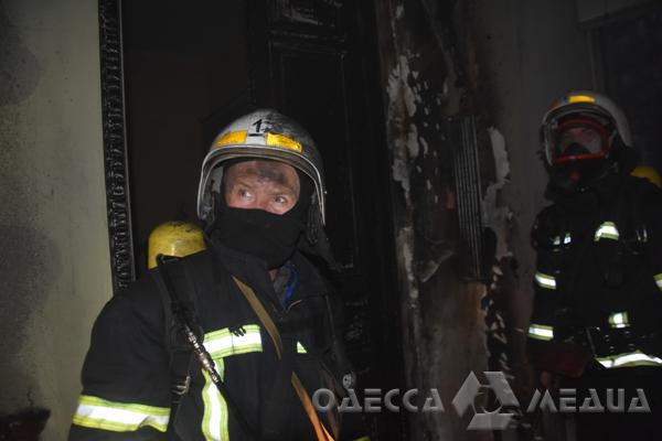 Одесса: 20 спасателей ликвидировали возгорание в квартире (фото)