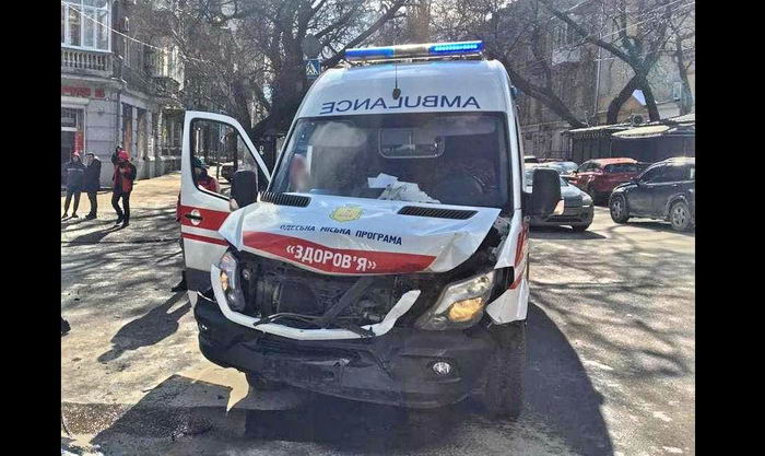 В центре Одессы скорую помощь с мигалками не пропустили на перекрестке