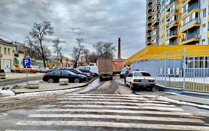 Одесский застройщик забыл построить тротуар для жителей своей высотки