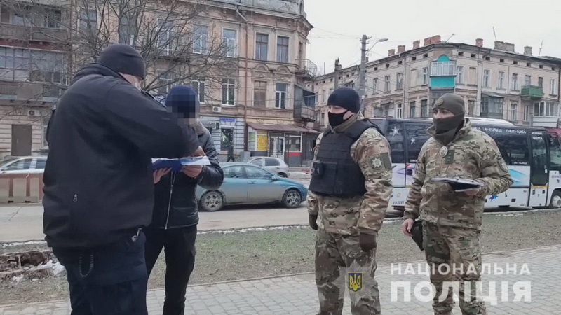 По улицам Одессы разгуливал иностранец с гранатой (фото)