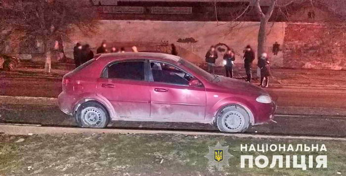 На одесского таксиста напали два иностранца с ножом