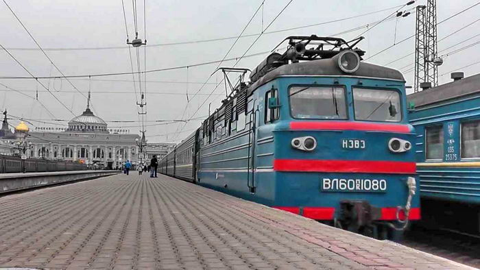 В Одессе 13-летняя девочка прыгнула под поезд