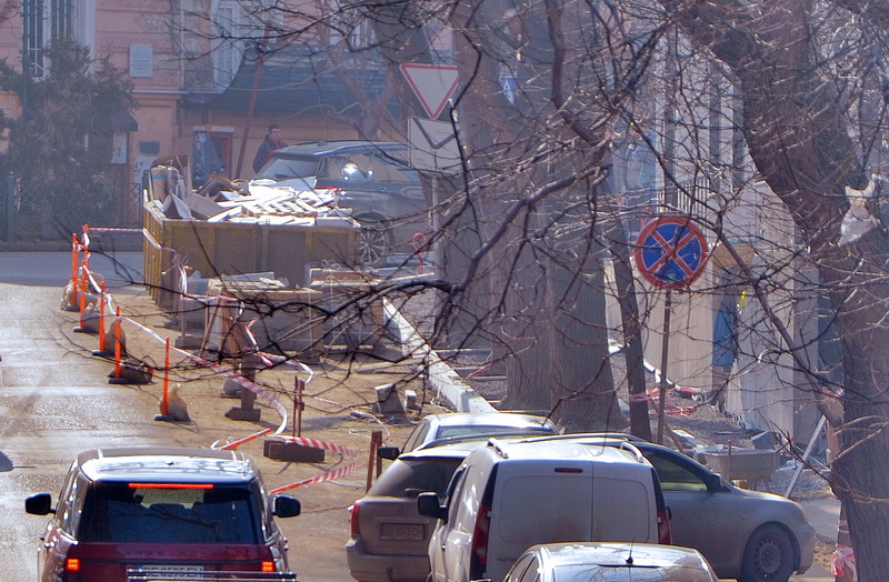 В Одессе на Военном спуске забыли про тротуар (фото)