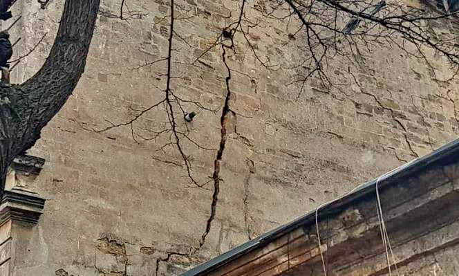 ЧП на Нежинской – начал разваливаться старинный дом (фото)