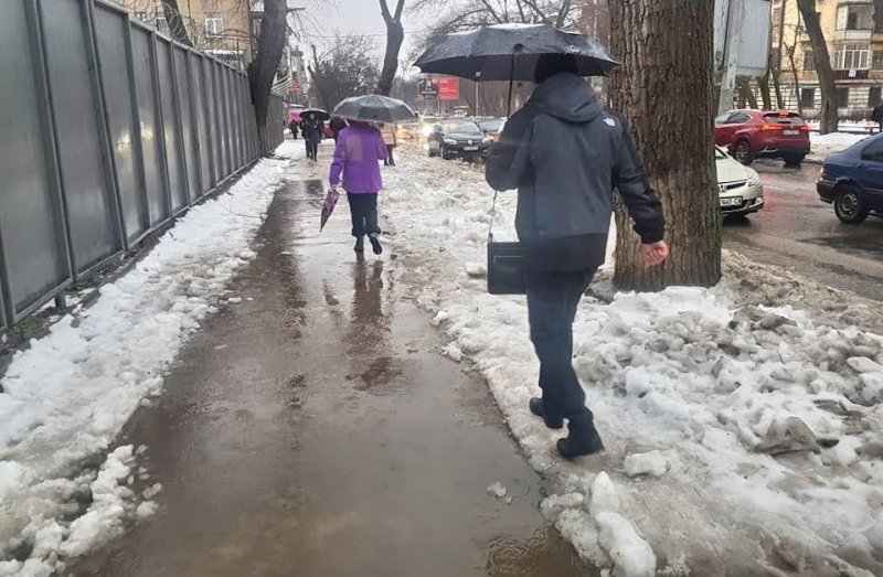 Проспект Гагарина подтопило: пешеходы выбирают между лужами и ледяными сугробами