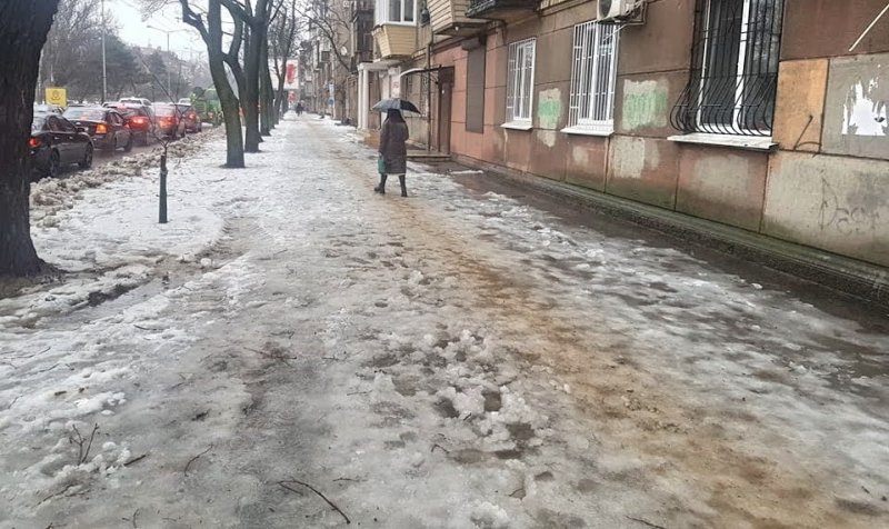 Проспект Гагарина подтопило: пешеходы выбирают между лужами и ледяными сугробами
