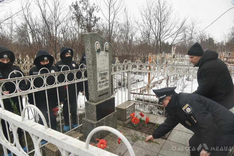Одесские курсанты возложили цветы к памятнику Гоцману - в день его рождения (фоторепортаж)