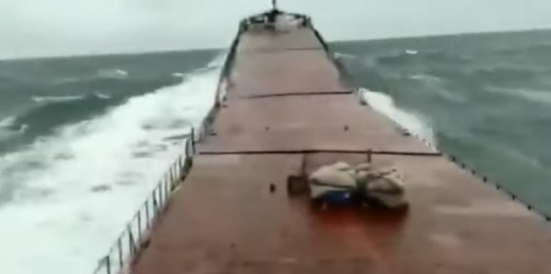 Опубликовано видео крушения украинского сухогруза Arvin в Черном море