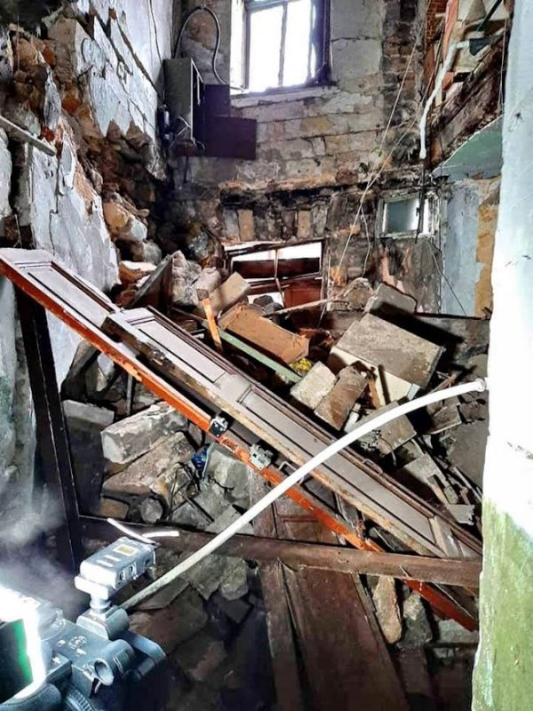 На Польском спуске рухнула часть дома- жильцы оказались заблокированными