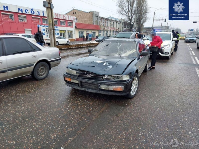 На Николаевской дороге водитель «Хонды» сбил пешехода: пострадавшую доставили в больницу (фото)