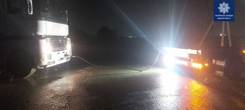 Одесские патрульные помогли водителю грузовика, застрявшему ночью на дороге (фото)