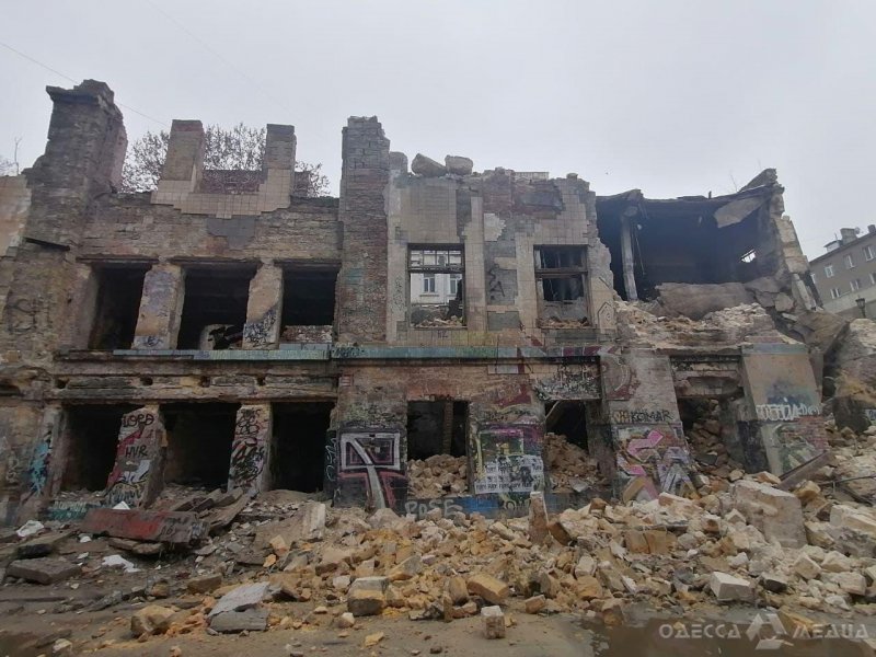 На Деволановском спуске обрушилось заброшенное здание (фоторепортаж)