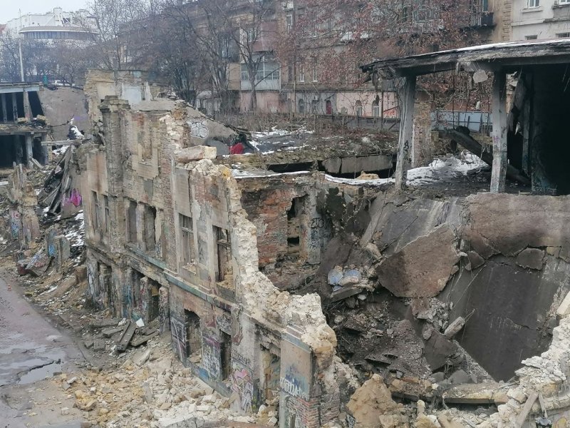 На Деволановском спуске обрушилось заброшенное здание (фоторепортаж)