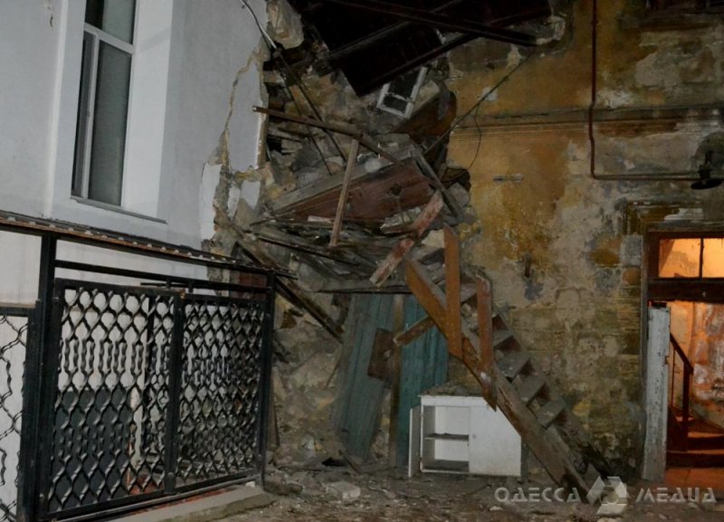 В Одессе на Нежинской обвалилась стена аварийного дома: жильцы отказываются отселяться (видео)