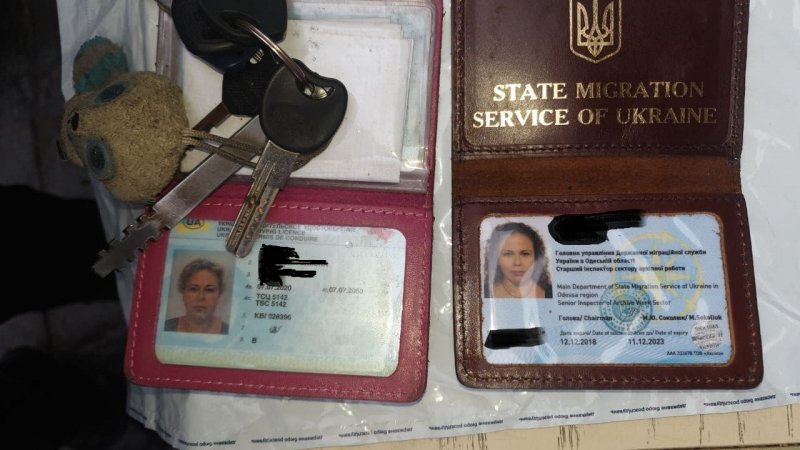 Одесские правоохранители поймали на взятке сотрудницу миграционной службы: она требовала от иностранца 700 долларов
