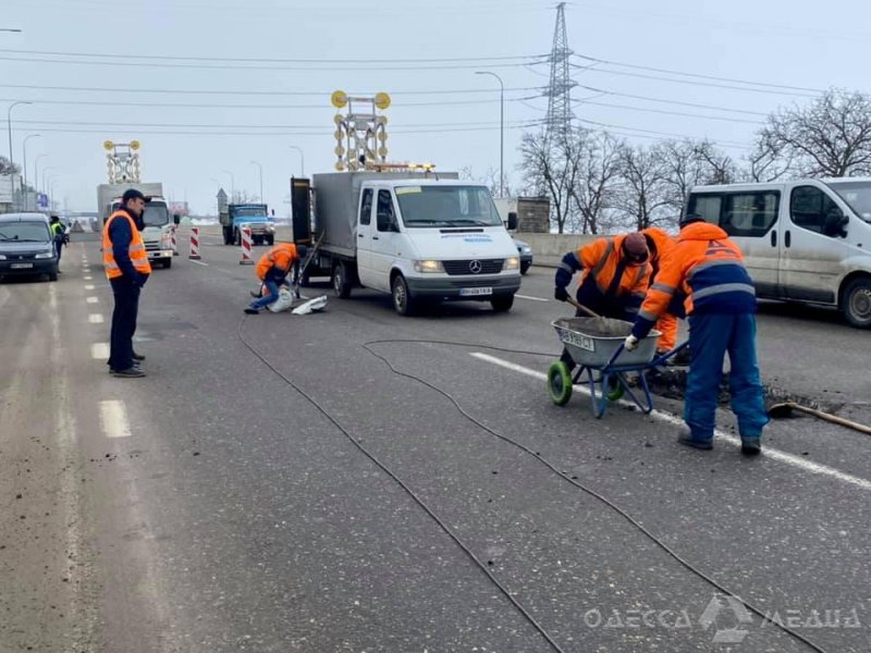 На автодорогах в Одесской области ведется ямочный ремонт (фото)
