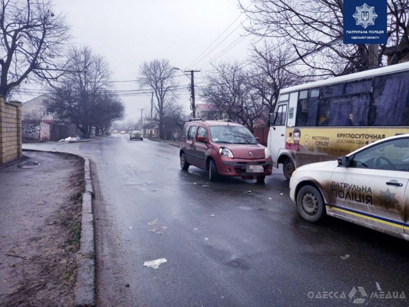 В Киевском районе Одессы водитель Renault сбил 16-летнюю девушку: пострадавшую доставили в больницу