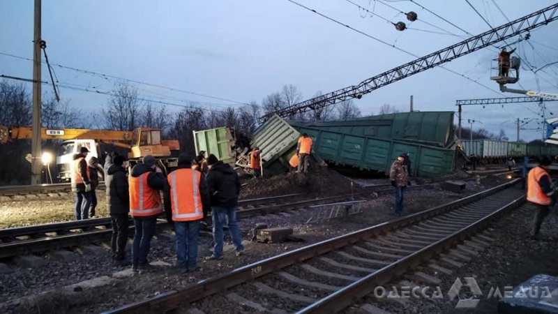 В Днепропетровской области с рельсов сошли 8 грузовых вагонов: одесский поезд прибудет с задержкой