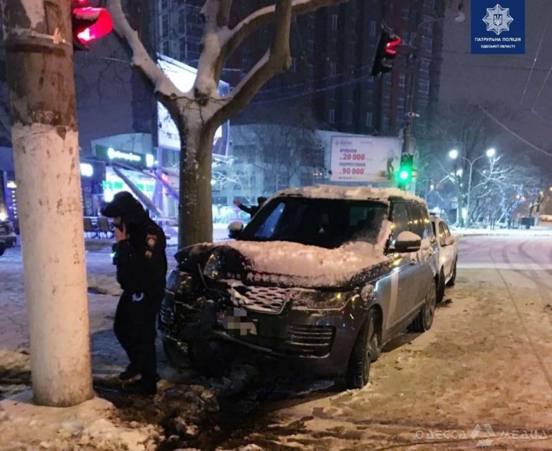 В Одессе поздно вечером пьяный водитель Range Rover врезался в столб (фото)