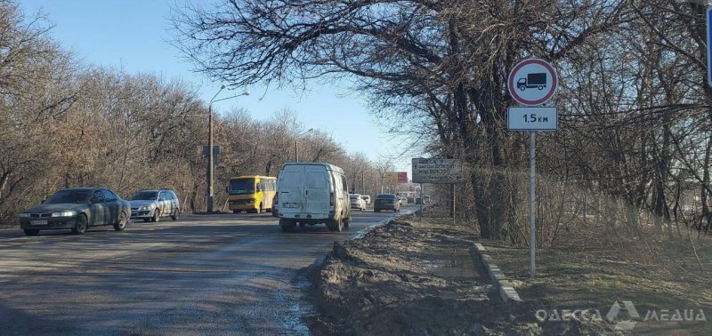 Мэрия Одессы водителям грузовиков: «Движение по Ивановскому мосту запрещено!» (фоторепортаж)