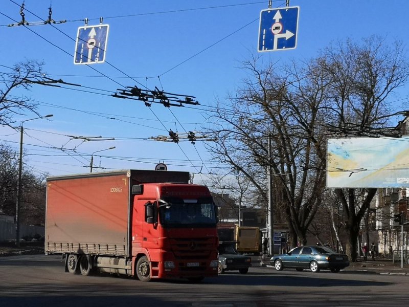 Мэрия Одессы водителям грузовиков: «Движение по Ивановскому мосту запрещено!» (фоторепортаж)