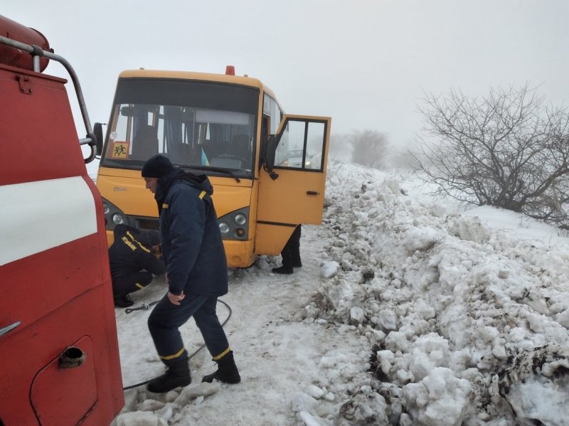 Школьный автобус застрял в снегу на севере Одесской области