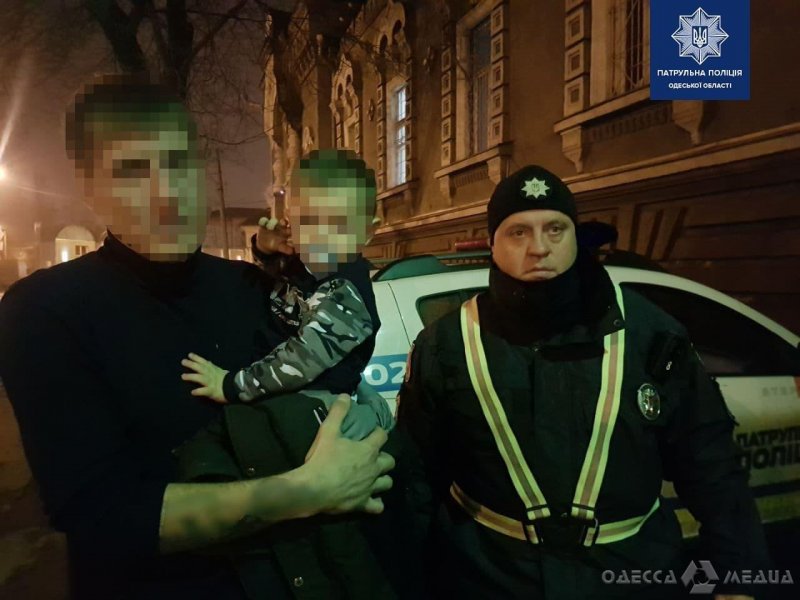 В Одессе патрульные вернули двухлетнего ребенка родителям (фото)
