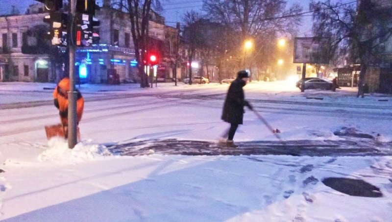 Одесские коммунальщики ночью чистили тротуары и дороги от снега