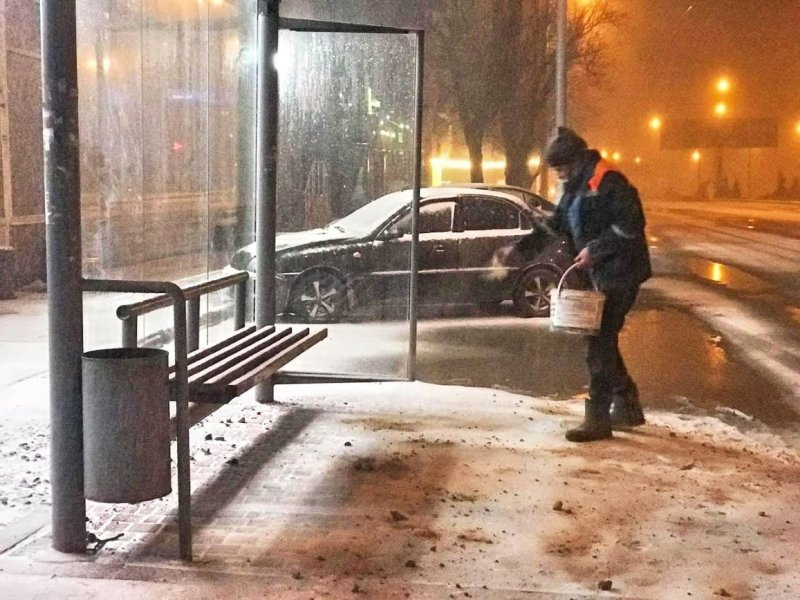 Одесские коммунальщики ночью чистили тротуары и дороги от снега