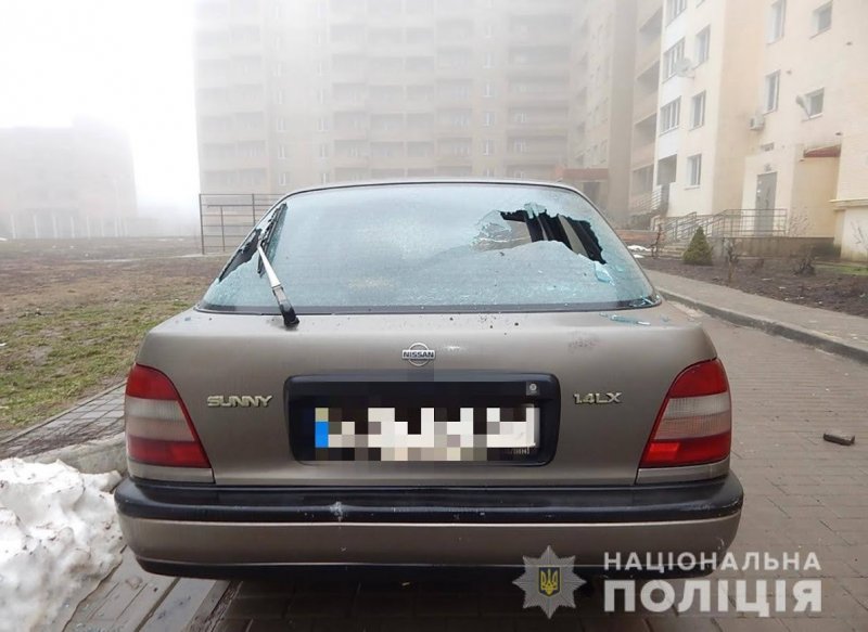 Под Одессой женщина разбила кирпичом стекла в 6 автомобилях