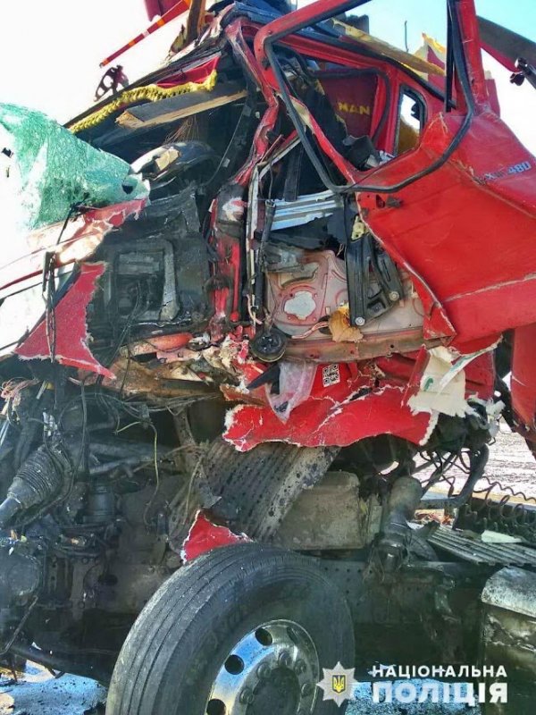 Под Одессой столкнулись два грузовика – водители погибли