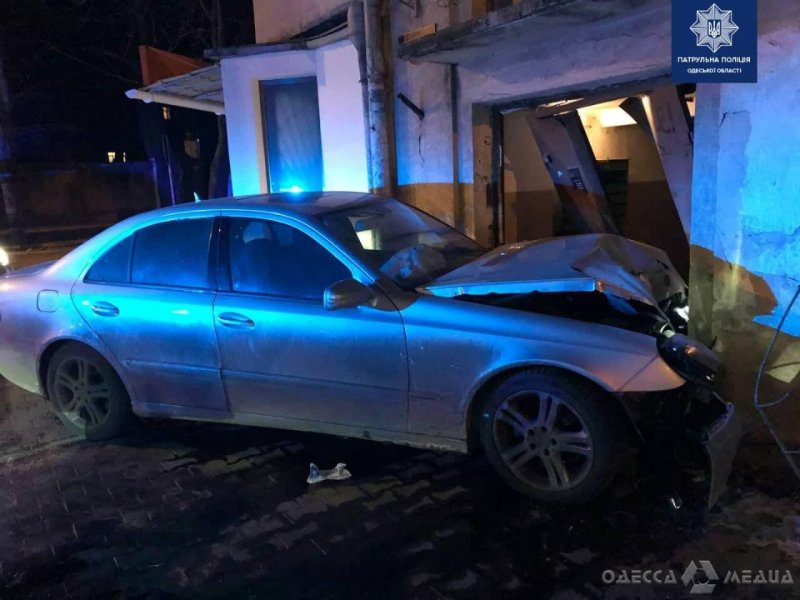 В Приморском районе Одессы пьяный водитель Mercedes врезался в подъезд жилого дома (фото)