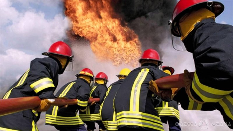 Более 20 пожарных спасли одесситку из огня (фото)