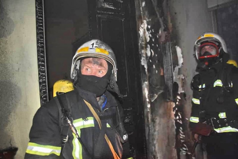 В Одессе произошло два пожара в старых домах – спасли девушку