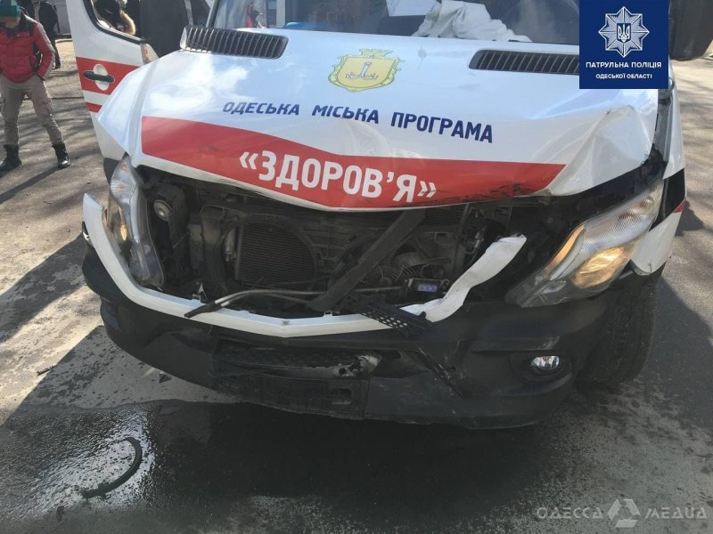 В Приморском районе Одессы автомобиль Mercedes скорой помощи врезался в BMW (фото)